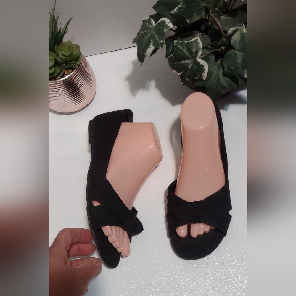 FIONI Clothing Black Open-Toe Flats - Picture 8 of 9